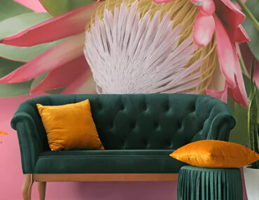 كنبة خلفها رسمة جدارية