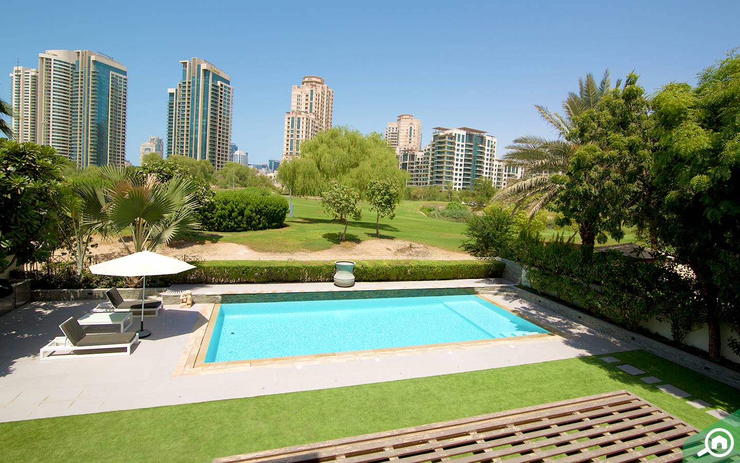 Villa with private pool for sale in The Lakes