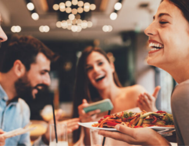 أصدقاء في مطعم