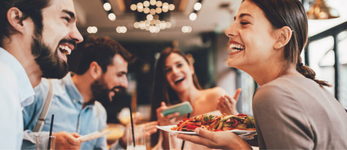أصدقاء في مطعم