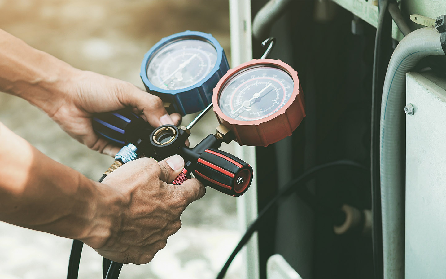 شخص يصلح ضاغط المكيف