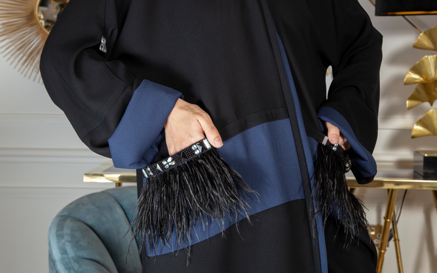 عباءة مع ريش