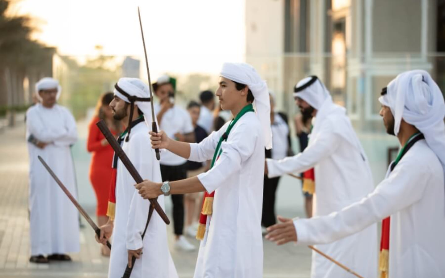 إماراتيون يحتفلون