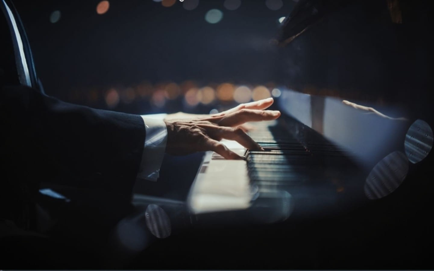 شخص يعزف البيانو