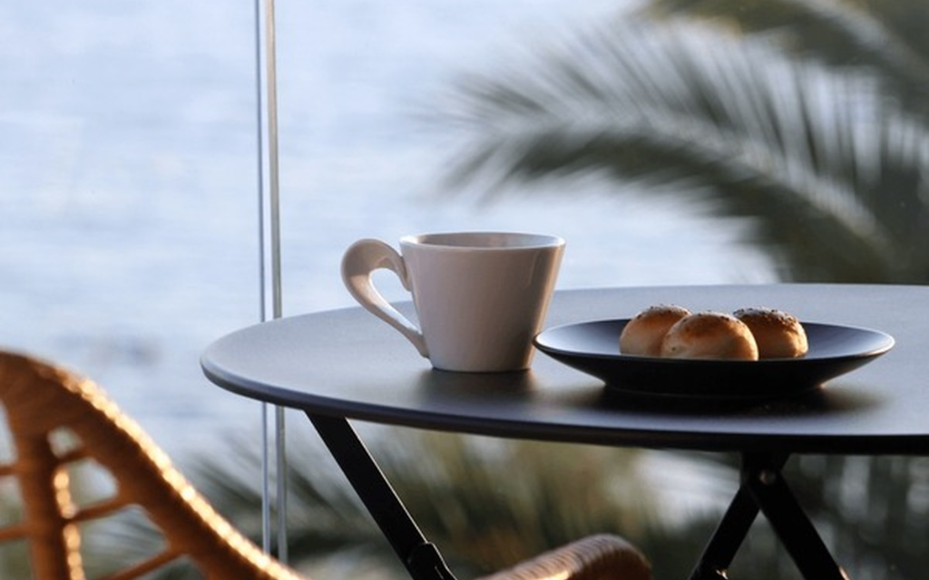 قهوة على البحر