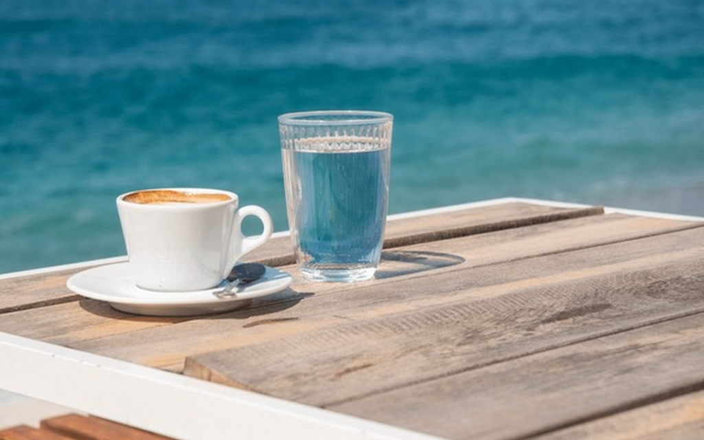 فنجان قهوة وكاسة ماء