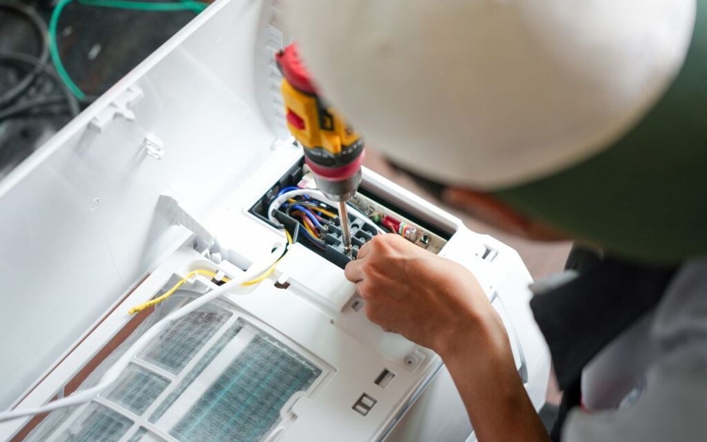 AC maintenance companies in Dubai performing system checks and air conditioning troubleshooting.