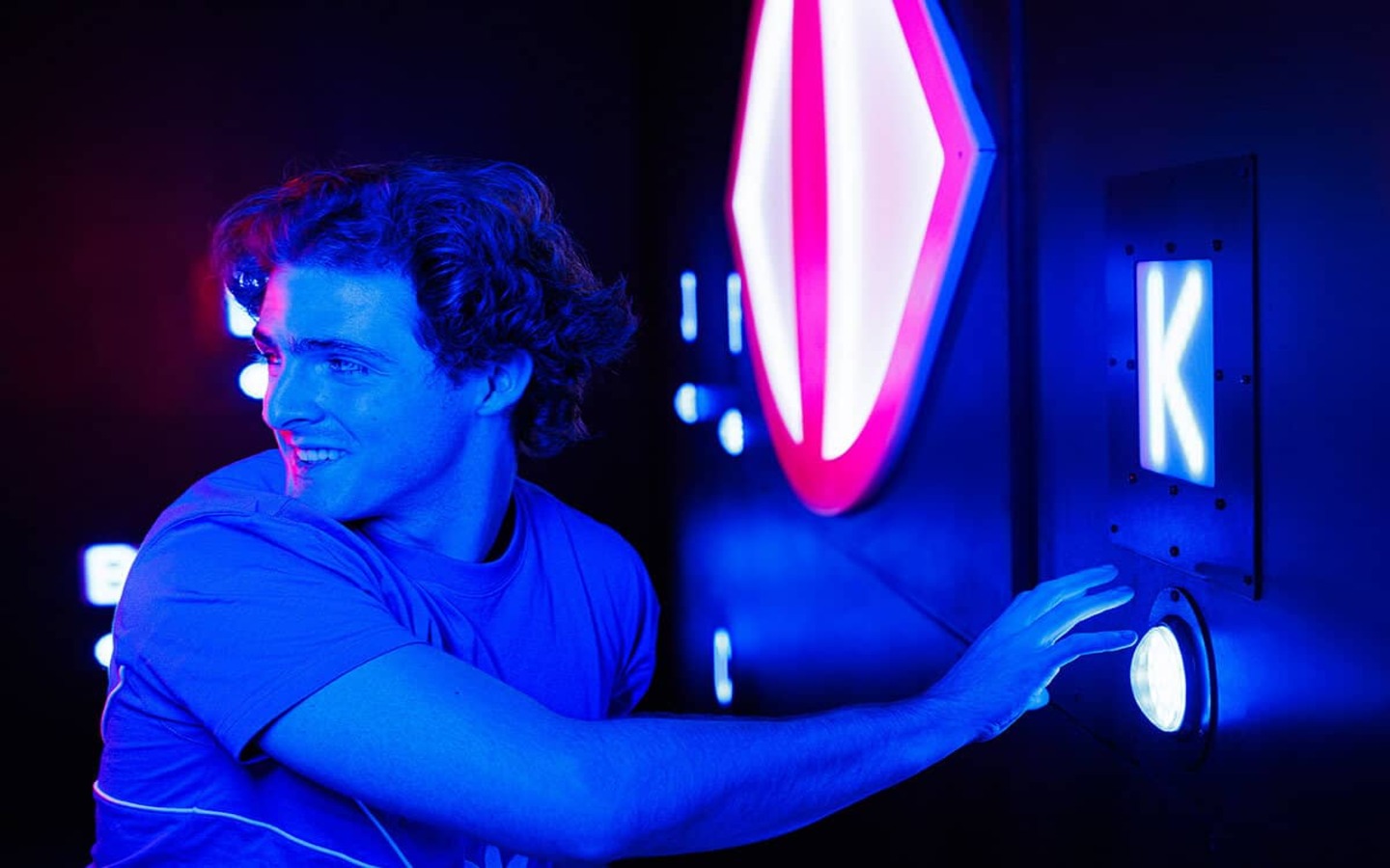 شخص يضغط على زر اللعبة