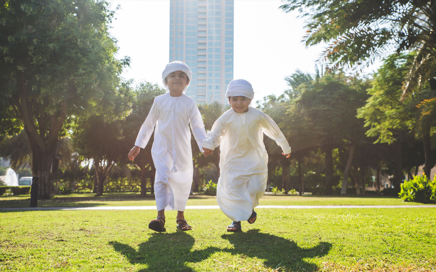 طفلان يركضان في حديقة