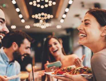 أشخاص في المطعم