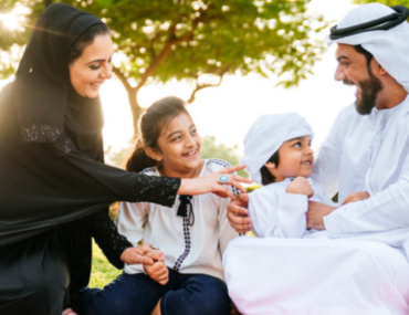 عائلة تتنزه في حديقة