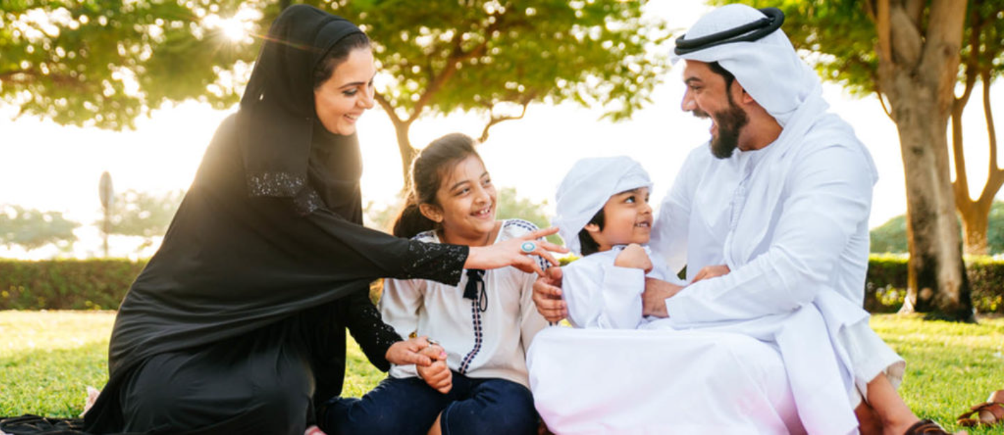 عائلة تتنزه في حديقة