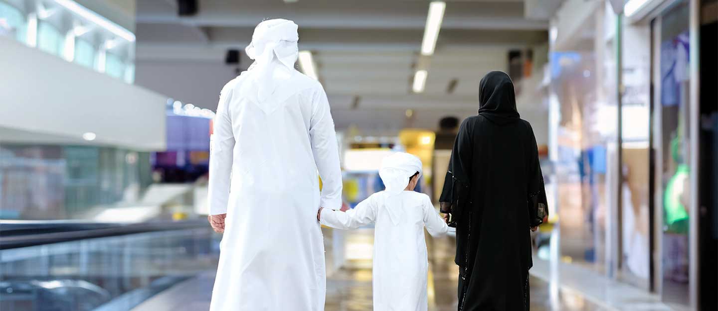 عائلة إماراتية في مول