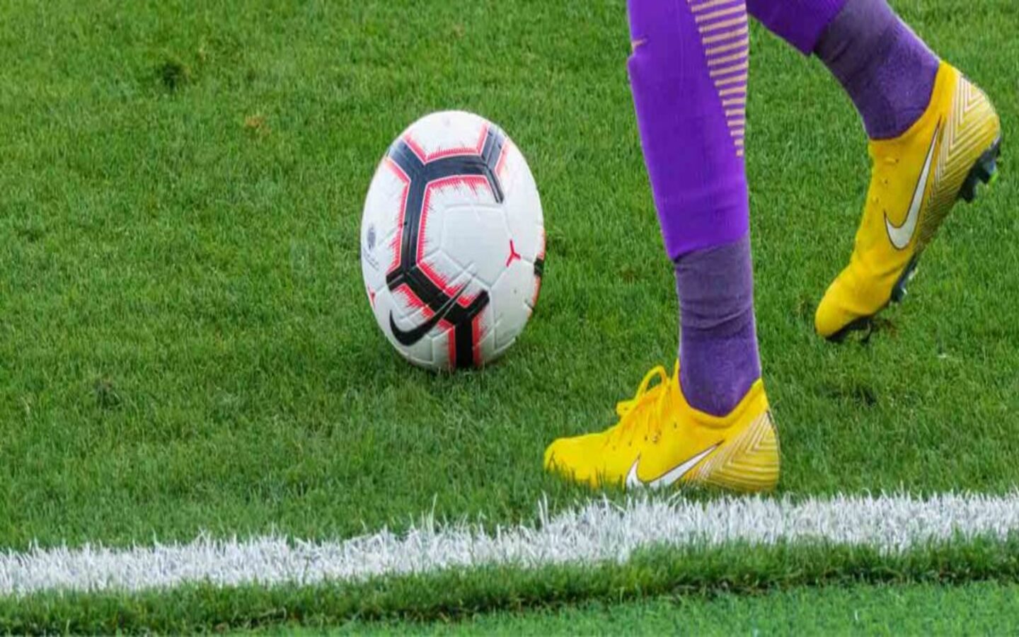 لاعب وكرة قدم