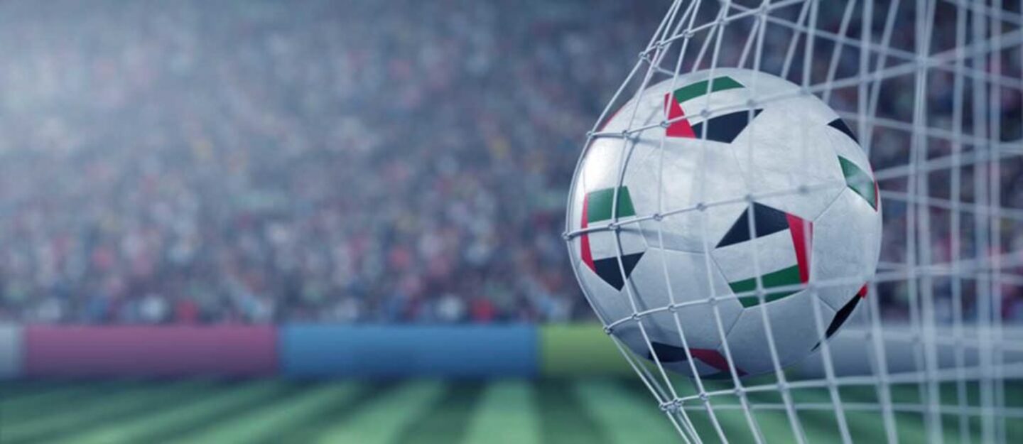 كرة قدم عليها علم الإمارات