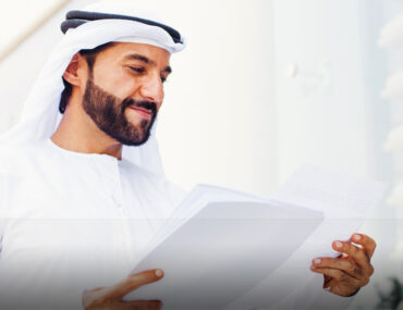 شخص يمسك وثيقة