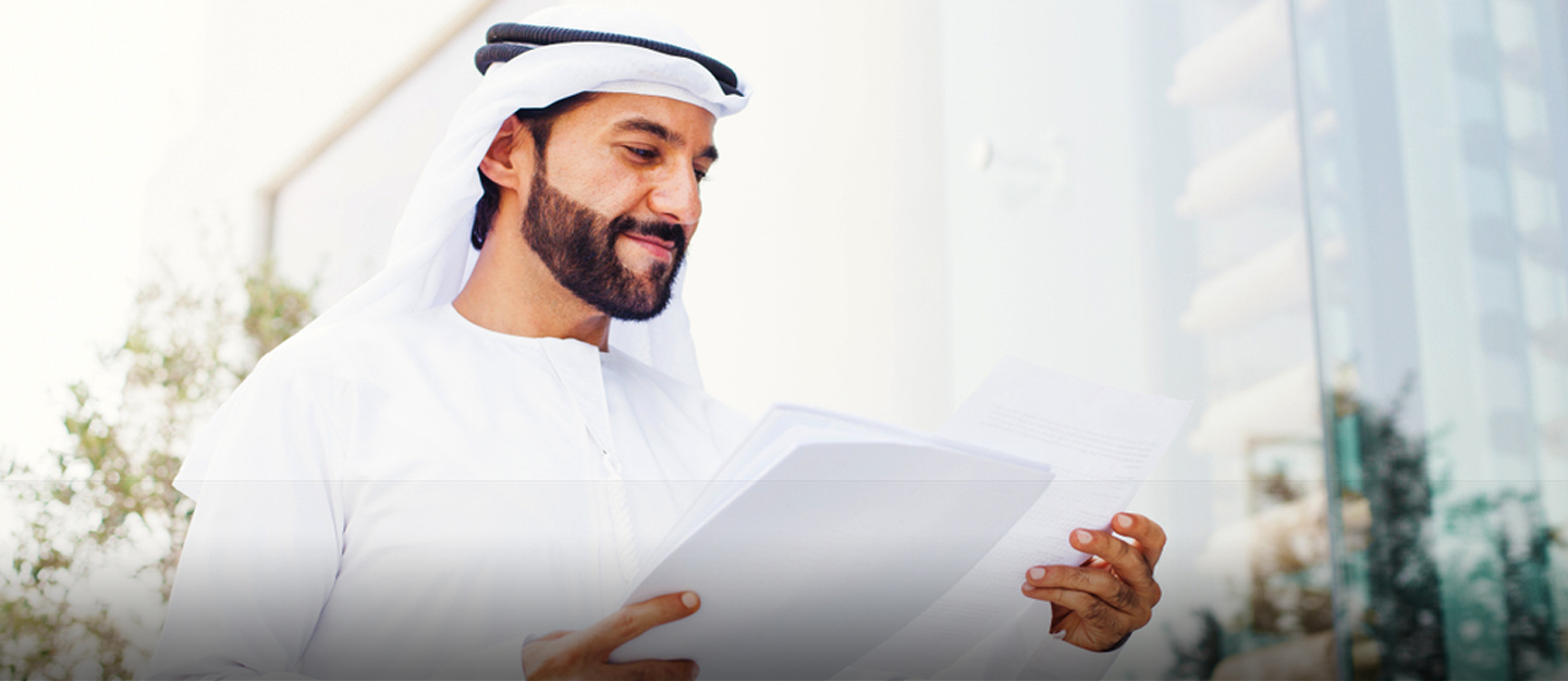 شخص يمسك وثيقة