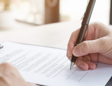 شخص يوقع عقد