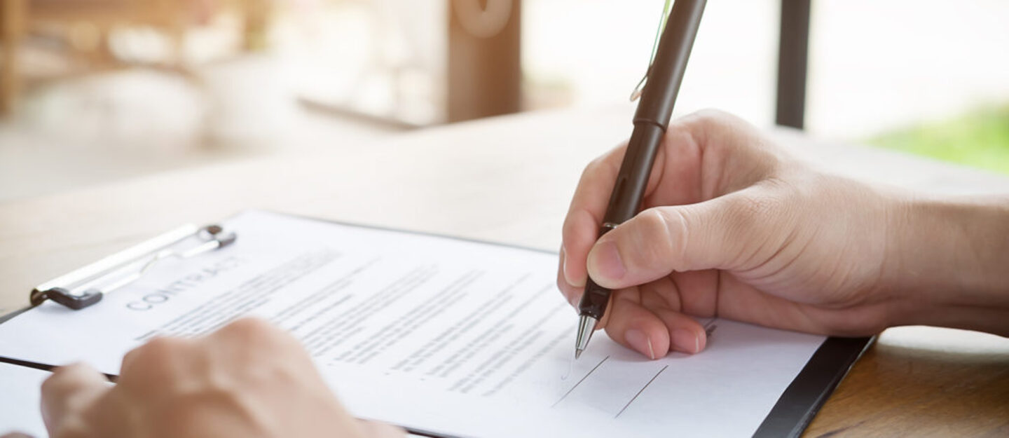 شخص يوقع عقد