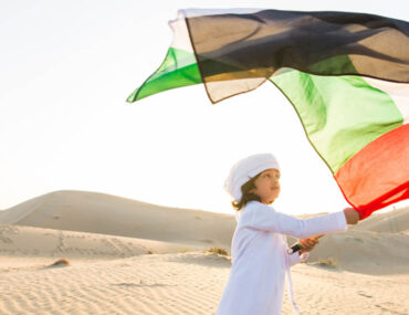 ولد يرفع علم الإمارات