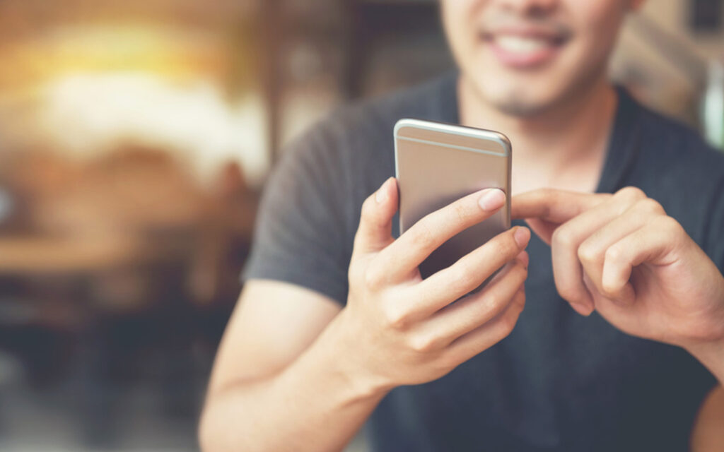 شخص يحمل هاتف