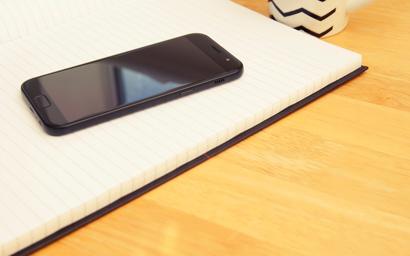 هاتف على دفتر