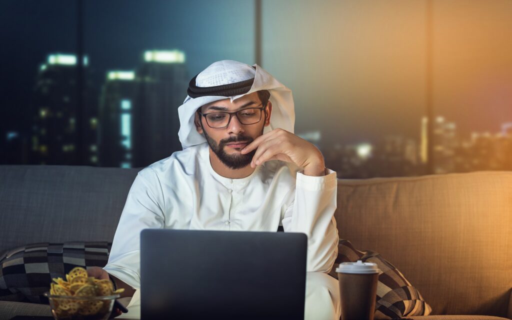 شاب ولابتوب