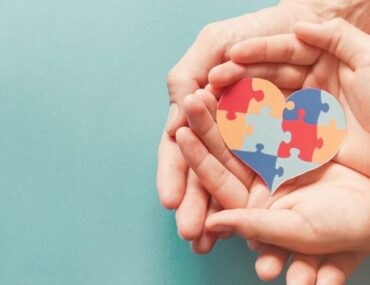 أيدي مع مجسم قلب