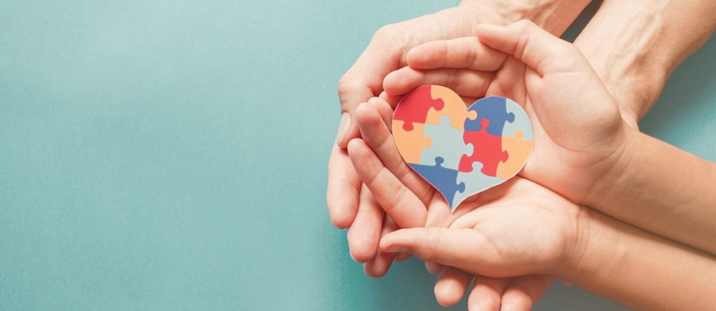 أيدي مع مجسم قلب