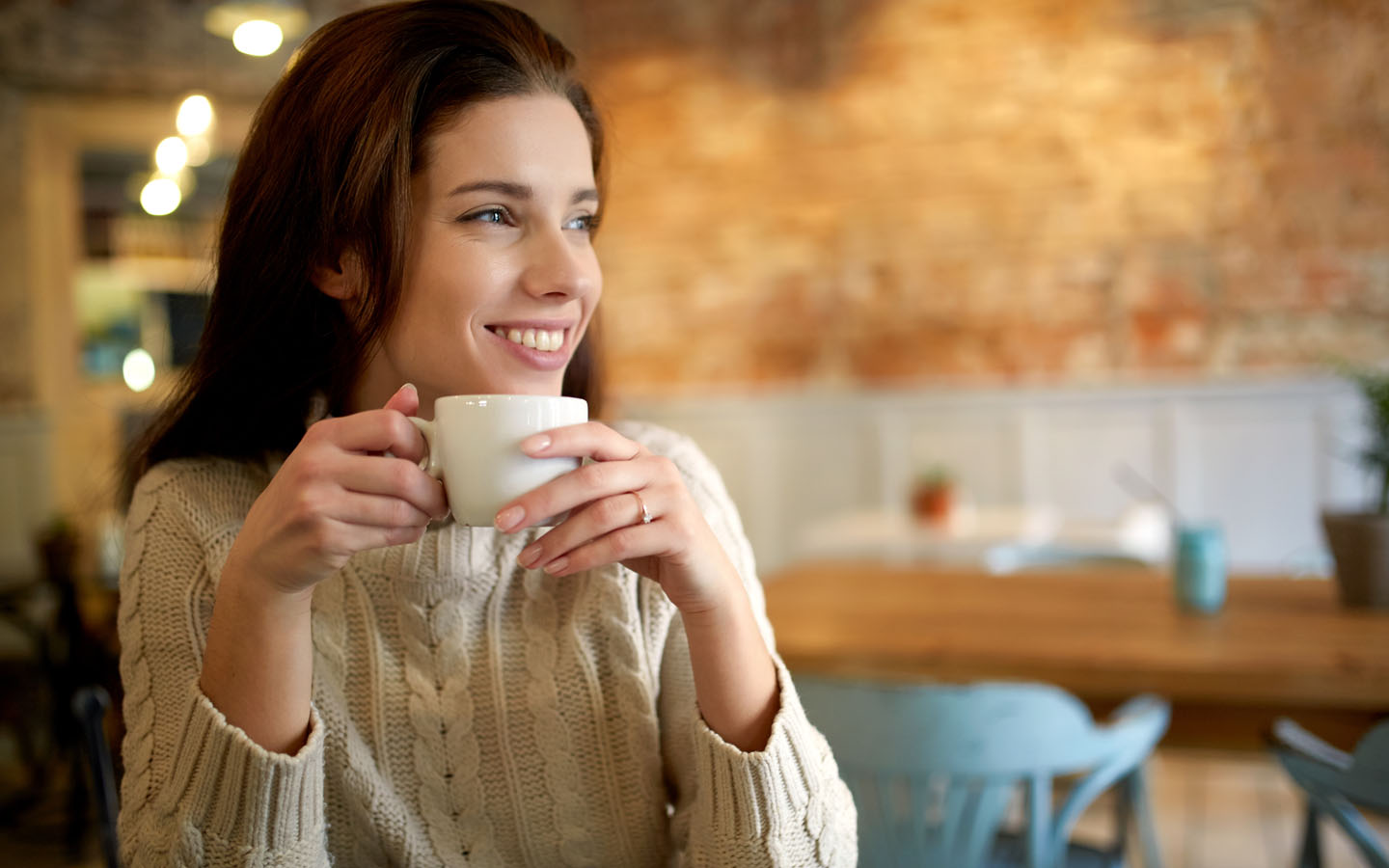 فتاة تحتسي القهوة