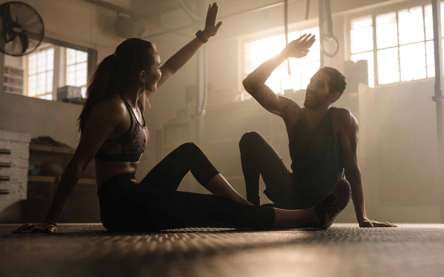 شخصان في نادي رياضي