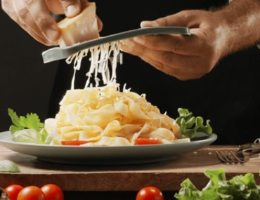 شيف يحضر الجبنة