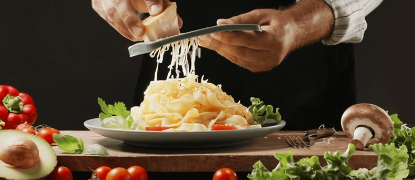 شيف يحضر الجبنة