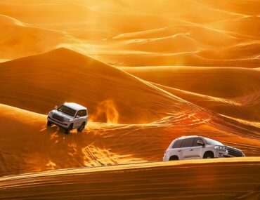 سيارات تسير في الصحراء