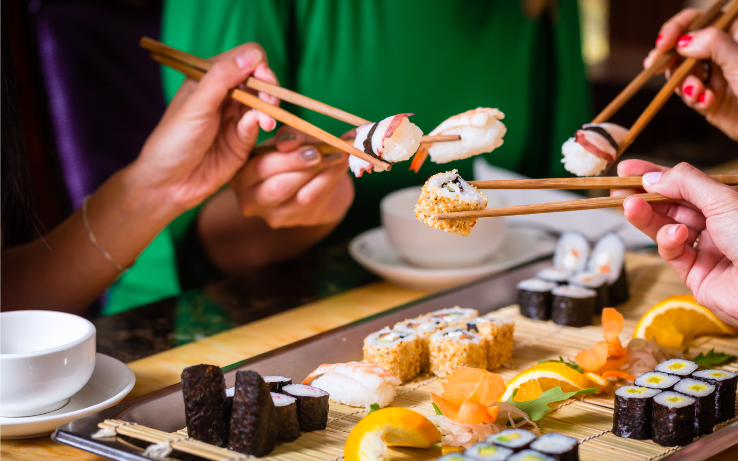 أشخاص يتناولون السوشي