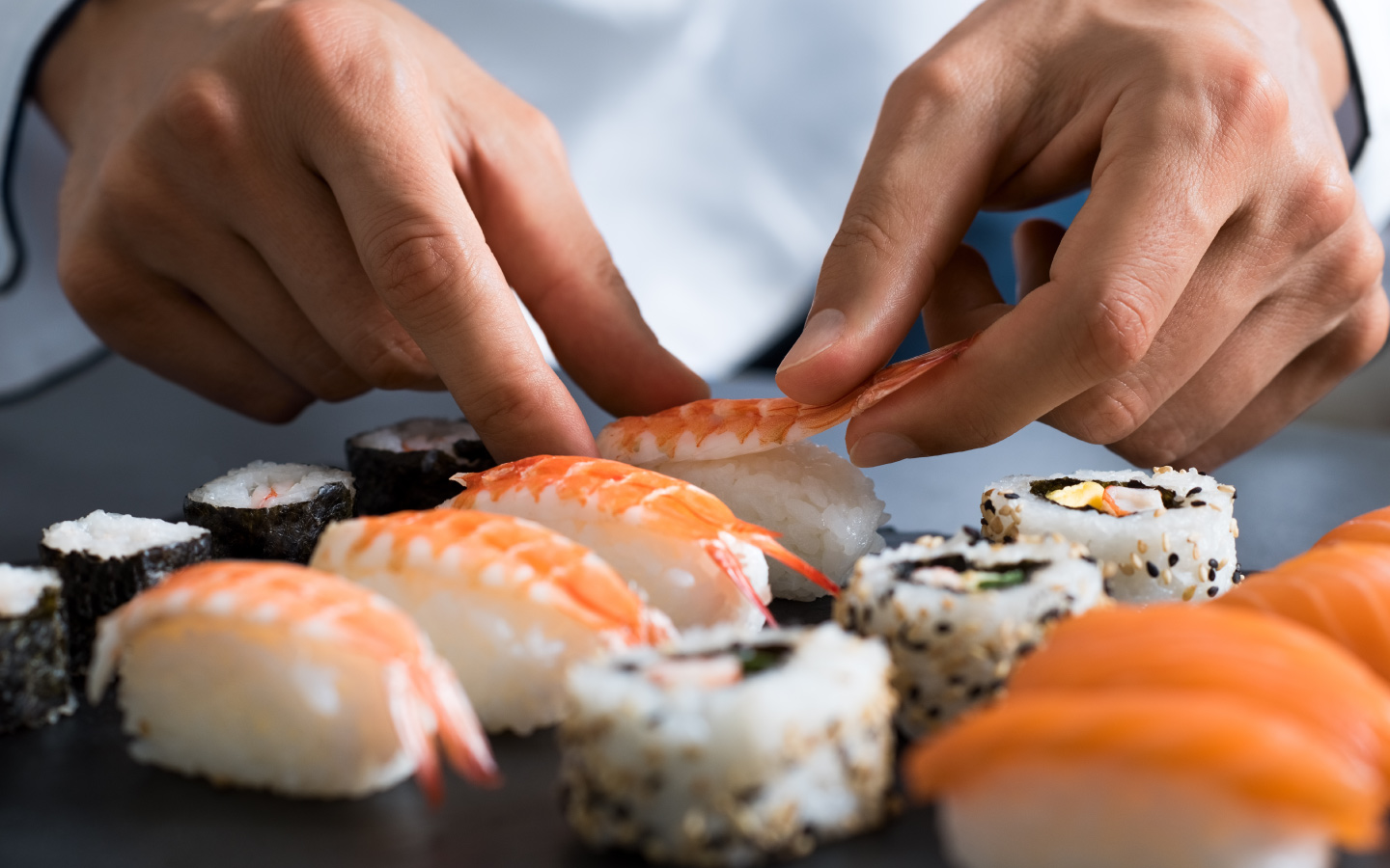 طاهي يعد السوشي في أحد مطاعم سوشي الشارقة