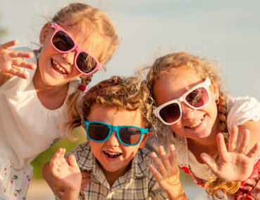 ثلاث أطفال يلعبون