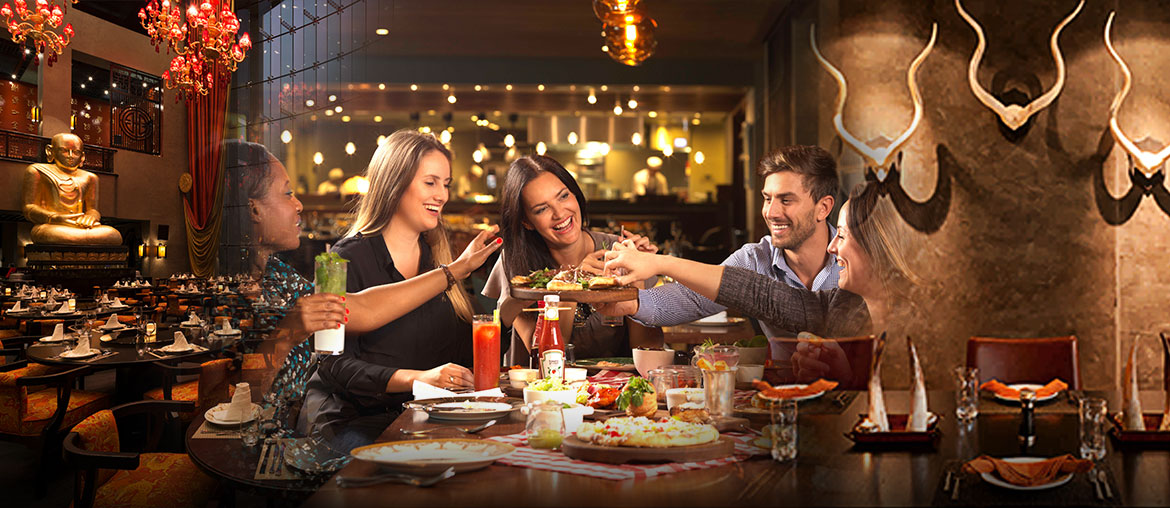 تناول وجبة رفقة الاصدقاء