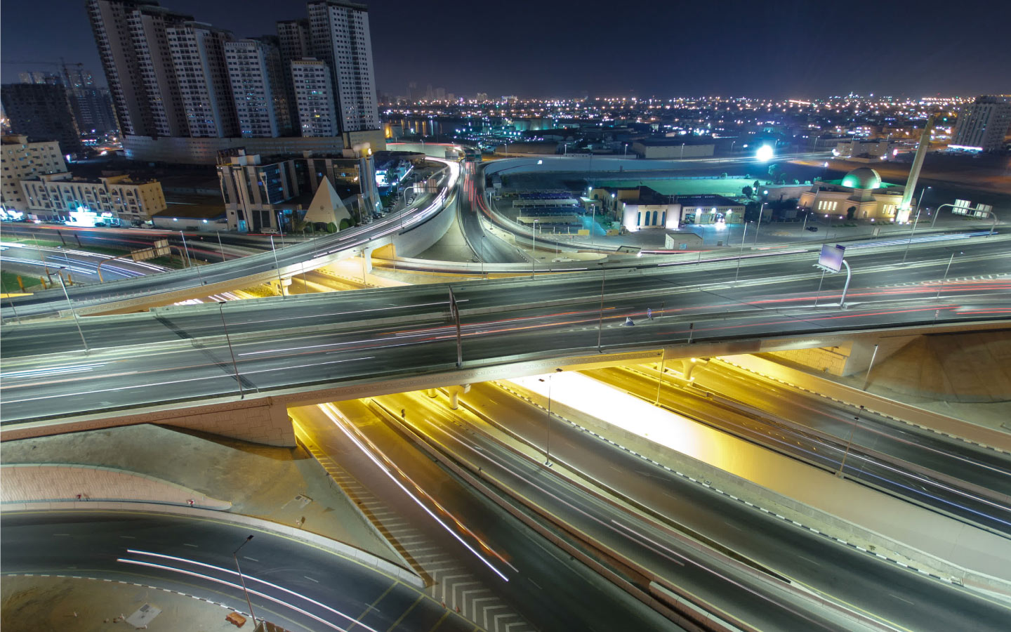 أحد الطرق الرئيسية في عجمان التي يُمكن استخدامها عند إصدار بطاقات موقف في عجمان