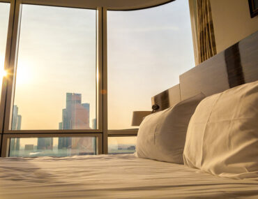 شخص في فندق