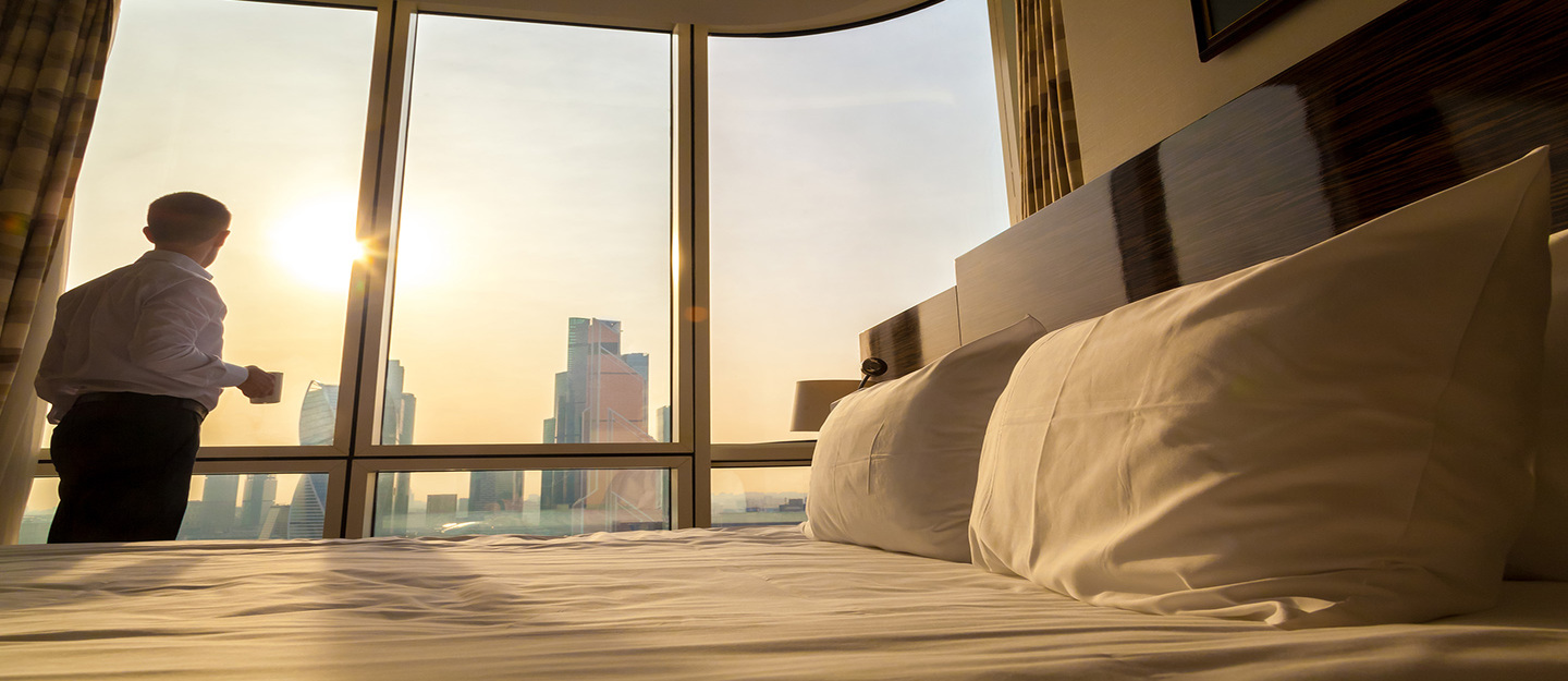 شخص في فندق