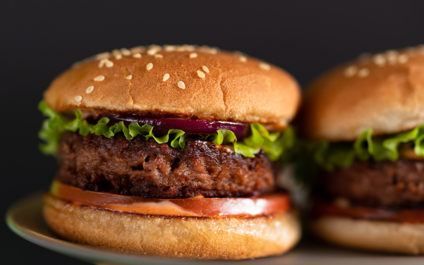 شطائر البرغر مع الخس والطماطم