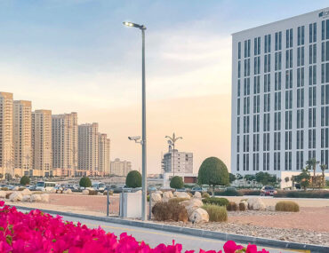 شارع ومبانٍ سكنية