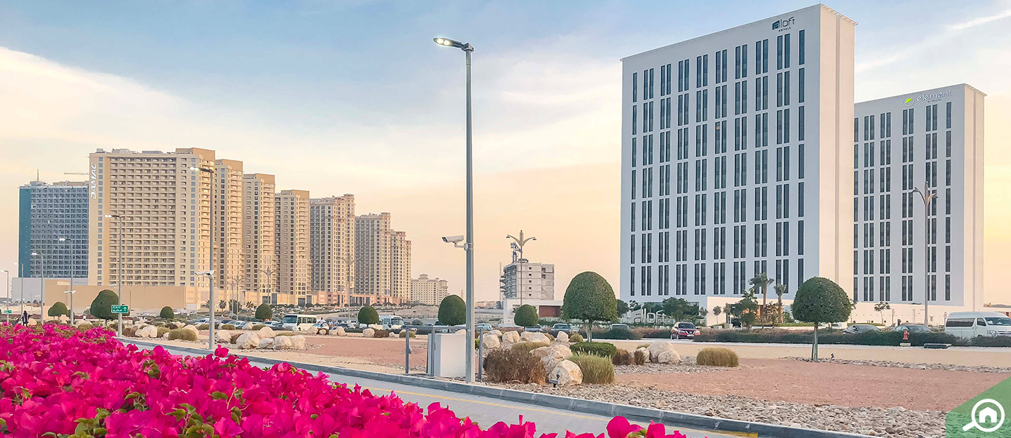 شارع ومبانٍ سكنية