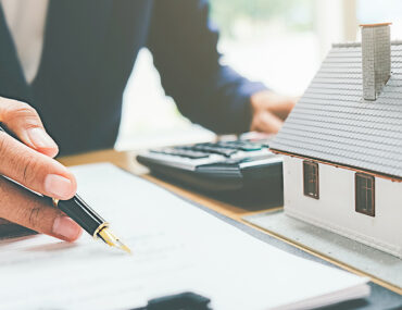 شخص يوقع على عقد