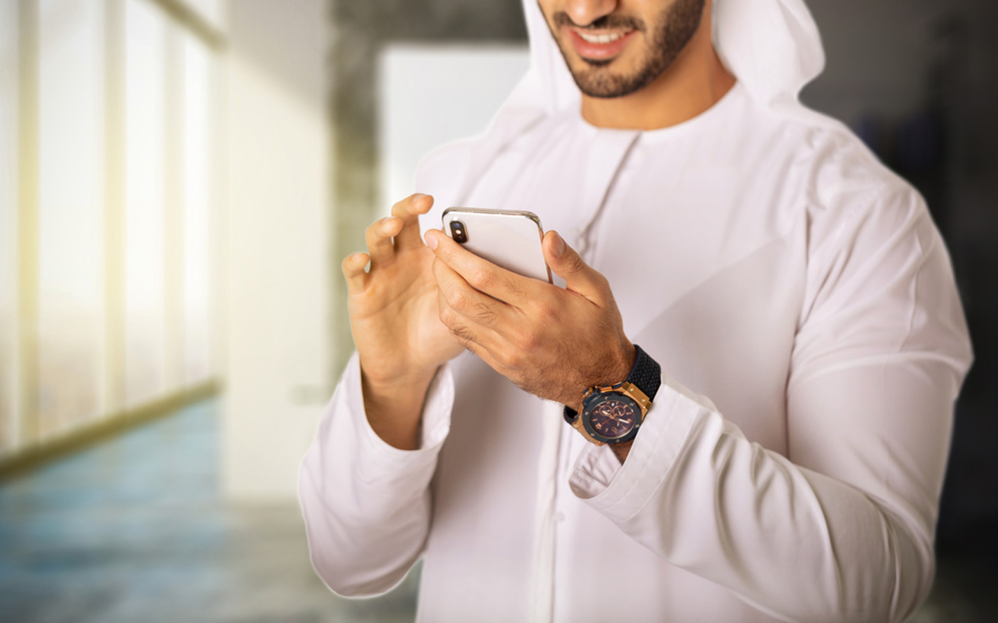 شخص يستخدم التطبيق