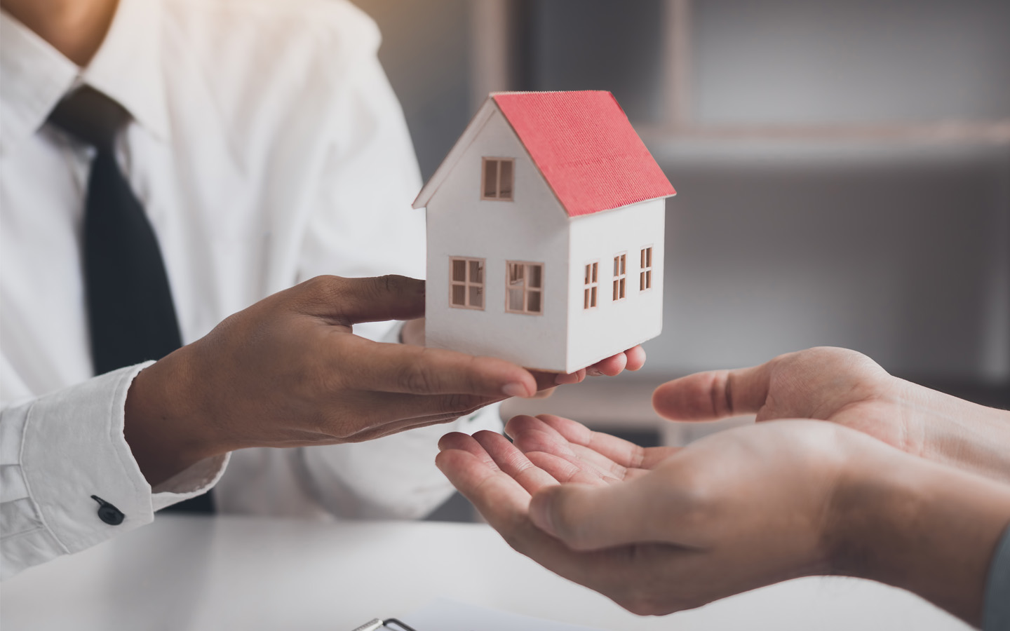 شخص يسلم منزل لآخر