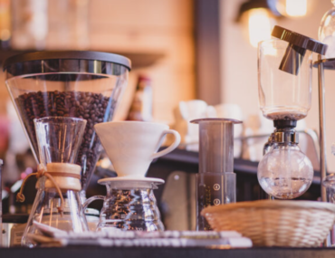 شخص يصنع القهوة