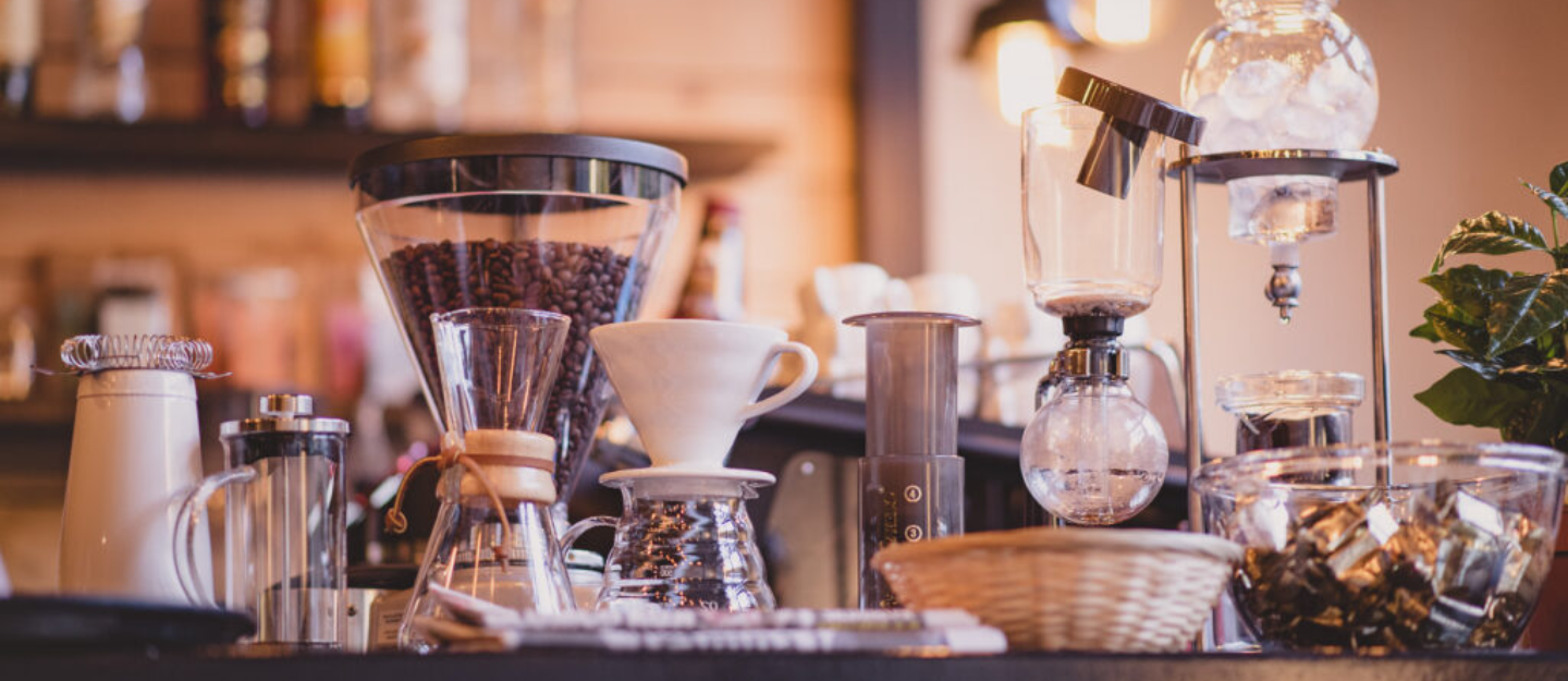 شخص يصنع القهوة