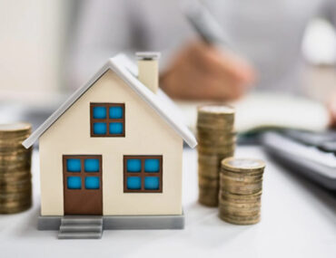 شخص يحسب تكاليف عقار